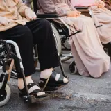 Jaki wózek inwalidzki dla osoby starszej - unikaj błędów przy wyborze