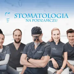 Zespół uśmiechniętych dentystów w uniformach medycznych, z logo "Stomatologia na Podzamczu".