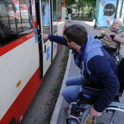Czy wózek inwalidzki jest pojazdem? Sprawdź swoje prawa na drodze
