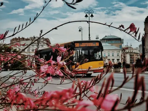 Czy opiekun osoby niepełnosprawnej płaci za bilet w Warszawie? Sprawdź zasady ulg.