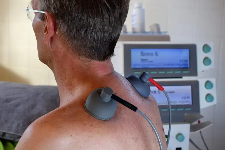 Rehabilitacja ultradźwięki na czym polega i jak przynosi ulgę w bólu