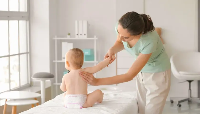 Kiedy z dzieckiem do fizjoterapeuty? Objawy, które warto znać
