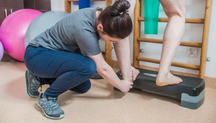 Co jest potrzebne na rehabilitację? Niezbędne akcesoria i porady