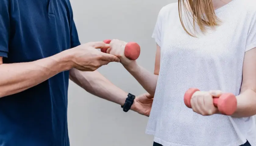 Czy fizjoterapeuta a rehabilitant to to samo? Poznaj kluczowe różnice